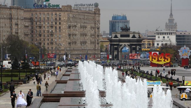 Открытие сезона фонтанов в Москве на Поклонной горе. Архив Открытие сезона фонтанов в Москве на Поклонной горе. Архив