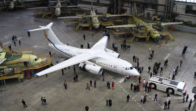 Первый образец реактивного самолета нового поколения АН-158. Архив