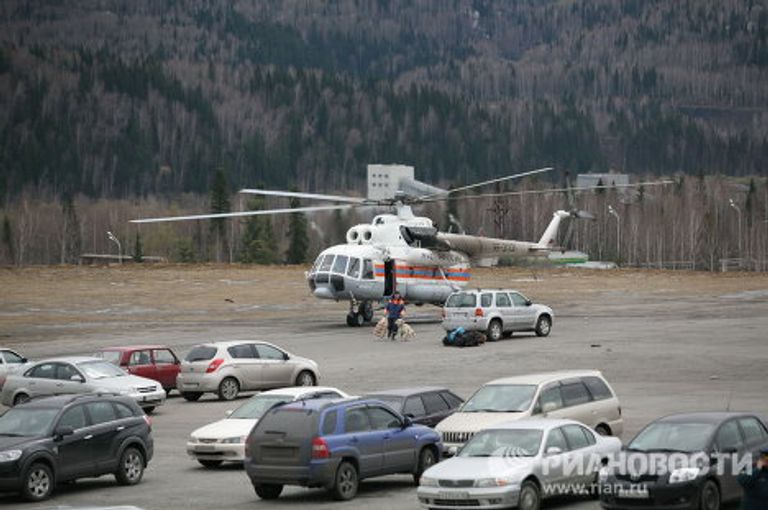 Спасатели МЧС прибыли место аварии на шахте Распадская в Кемеровской области Спасатели МЧС прибыли место аварии на шахте Распадская в Кемеровской области