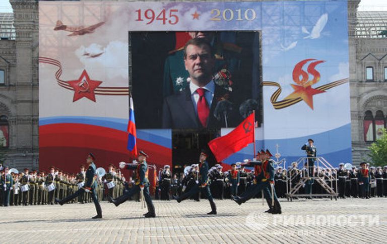 Президент РФ Д.Медведев на параде по случаю 65-летия Победы в ВОВ Президент РФ Д.Медведев на параде по случаю 65-летия Победы в ВОВ