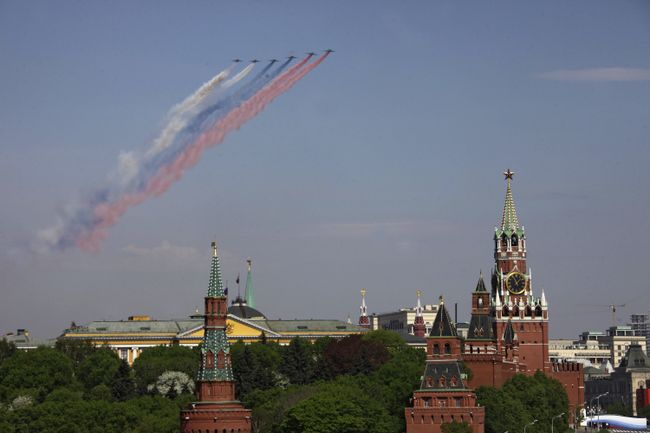 Пролет военной авиации над Красной площадью во время парада Победы