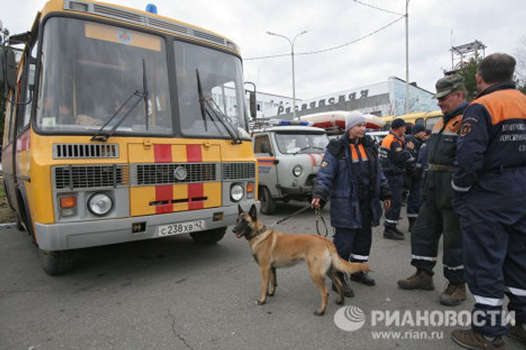 Спасатели МЧС прибыли место аварии на шахте Распадская в Кемеровской области Спасатели МЧС прибыли место аварии на шахте Распадская в Кемеровской области