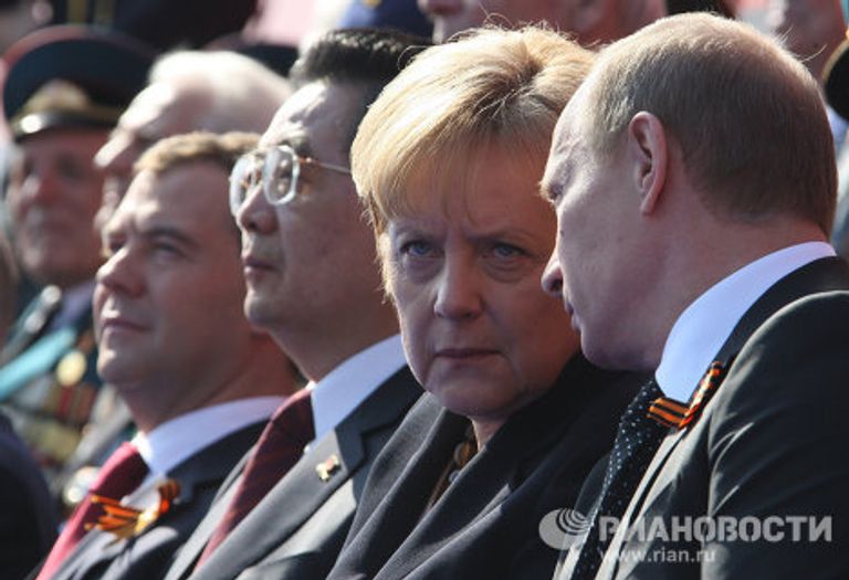 Президент РФ Д.Медведев на параде по случаю 65-летия Победы в ВОВ Президент РФ Д.Медведев на параде по случаю 65-летия Победы в ВОВ