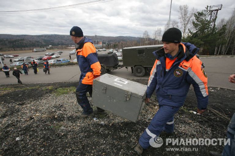 Спасатели МЧС на месте аварии на шахте Распадская Спасатели МЧС на месте аварии на шахте Распадская