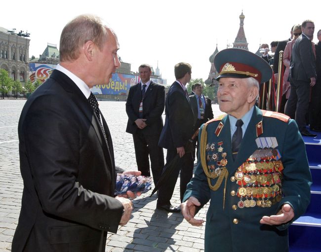 Премьер-министр РФ Владимир Путин на параде по случаю 65-летия Победы в ВОВ. Архив