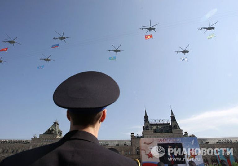 Пролет военной авиации над Красной площадью во время парада Победы Пролет военной авиации над Красной площадью во время парада Победы