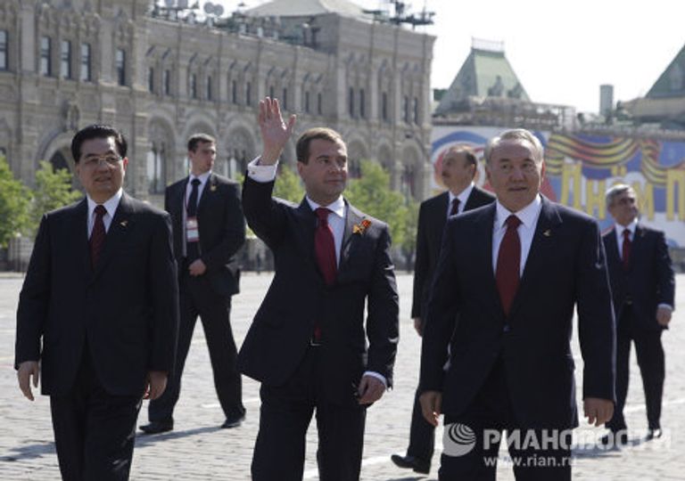 Президент РФ Д.Медведев с почетными гостями принимает участие в мероприятиях к 65-летию Победы в ВОВ Президент РФ Д.Медведев с почетными гостями принимает участие в мероприятиях к 65-летию Победы в ВОВ