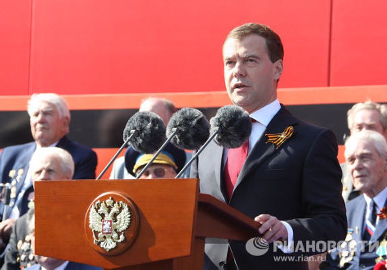 Президент РФ Д.Медведев на параде по случаю 65-летия Победы в ВОВ Президент РФ Д.Медведев на параде по случаю 65-летия Победы в ВОВ
