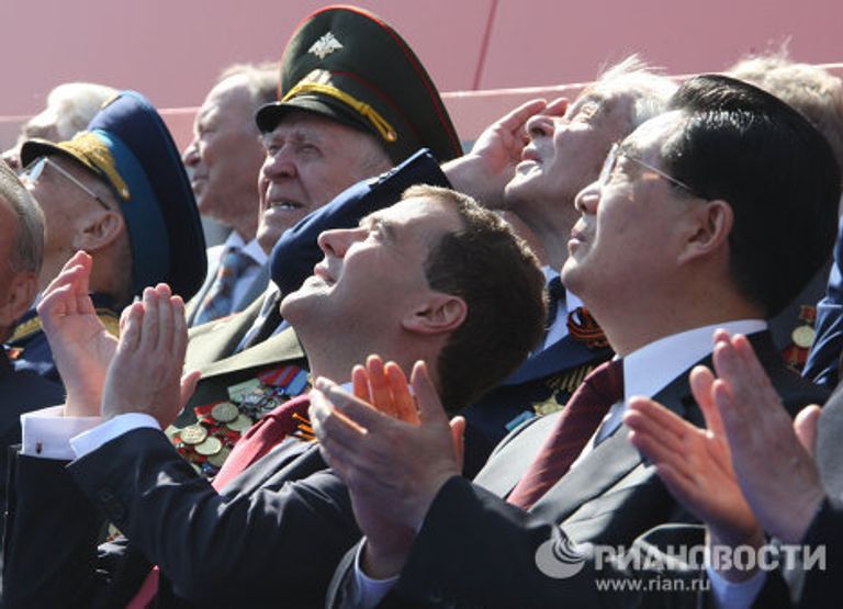 Президент РФ Д.Медведев на параде по случаю 65-летия Победы в ВОВ Президент РФ Д.Медведев на параде по случаю 65-летия Победы в ВОВ