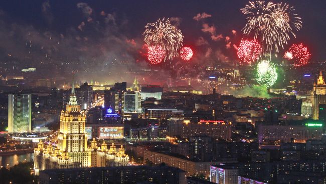 Праздничный салют в День Победы в Москве. Архив Праздничный салют в День Победы в Москве. Архив