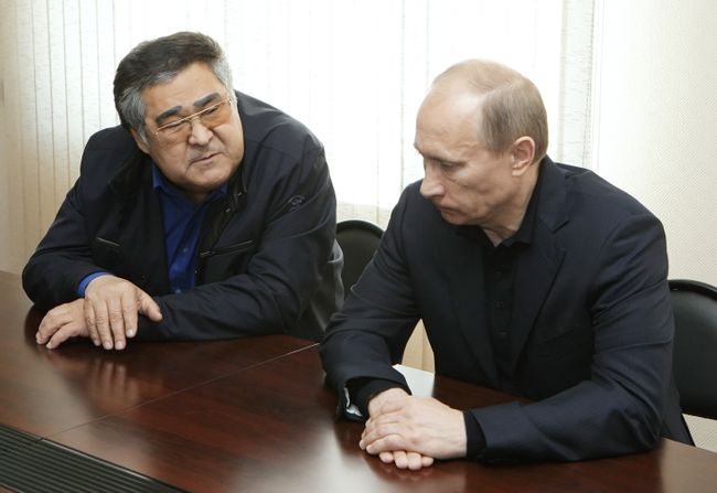 Председатель правительства РФ Владимир Путин и губернатор Кемеровской области Аман Тулеев на встрече с родственниками горняков