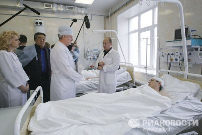 Премьер-министр РФ Владимир Путин навестил горняков в больнице Новокузнецка Премьер-министр РФ Владимир Путин навестил горняков в больнице Новокузнецка