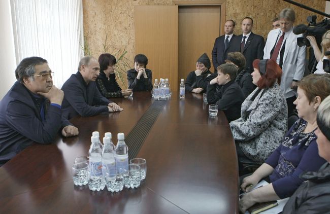 Владимир Путин встретился с группой родственников горняков, погибших в результате аварии на шахте Распадская Владимир Путин встретился с группой родственников горняков, погибших в результате аварии на шахте Распадская