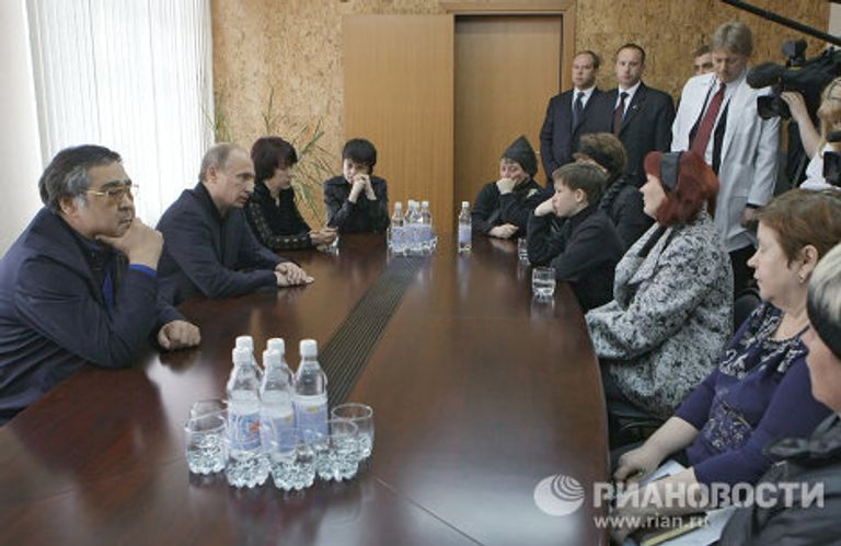 Владимир Путин встретился с группой родственников горняков, погибших в результате аварии на шахте Распадская Владимир Путин встретился с группой родственников горняков, погибших в результате аварии на шахте Распадская