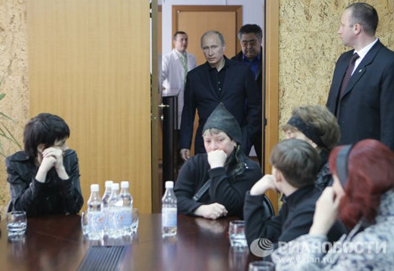 Владимир Путин встретился с группой родственников горняков, погибших в результате аварии на шахте Распадская Владимир Путин встретился с группой родственников горняков, погибших в результате аварии на шахте Распадская