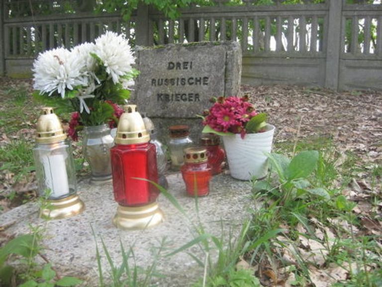 Свечи на могилах советских солдат в Польше Свечи на могилах советских солдат в Польше