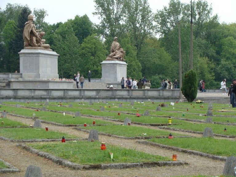 Свечи на могилах советских солдат в Польше Свечи на могилах советских солдат в Польше