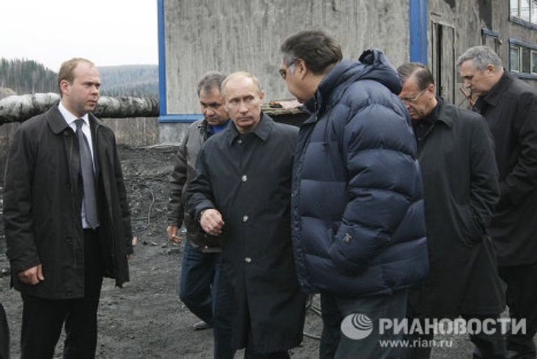 Премьер-министр РФ Владимир Путин во время посещения шахты Распадская Премьер-министр РФ Владимир Путин во время посещения шахты Распадская