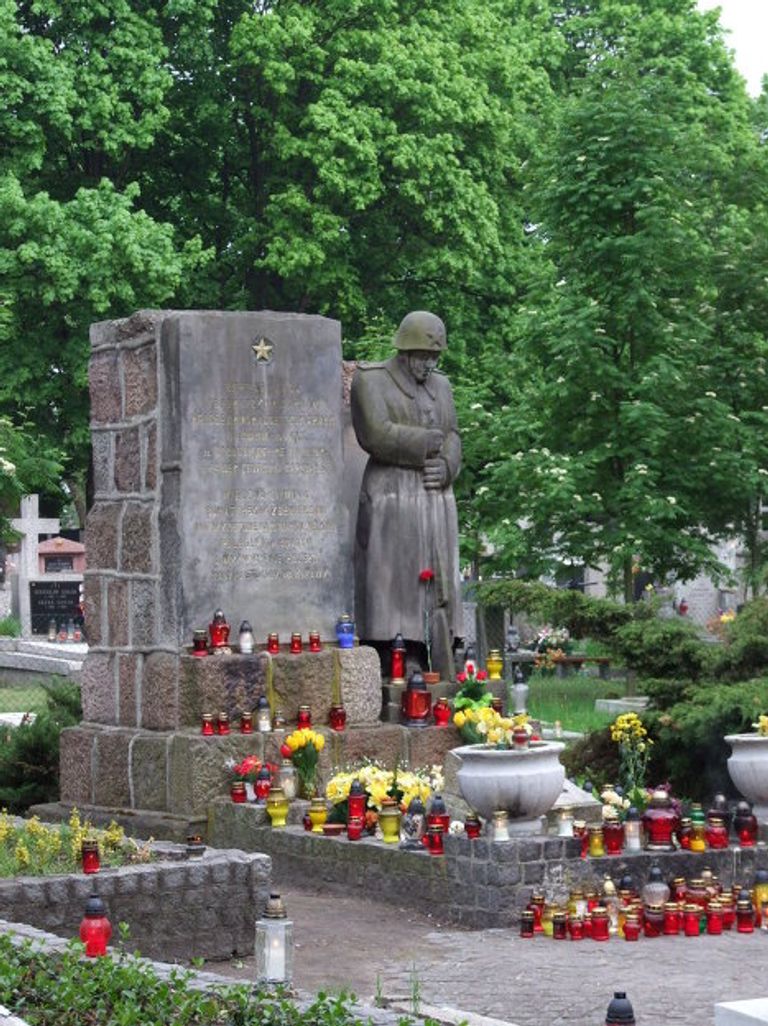 Свечи на могилах советских солдат в Польше Свечи на могилах советских солдат в Польше