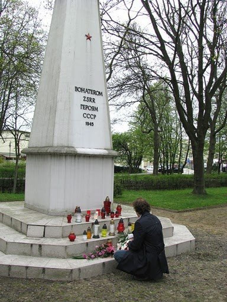 Свечи на могилах советских солдат в Польше Свечи на могилах советских солдат в Польше
