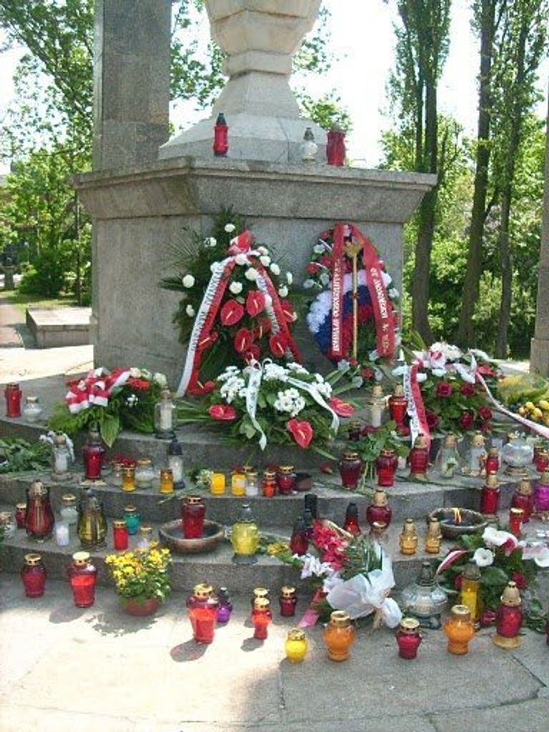 Свечи на могилах советских солдат в Польше Свечи на могилах советских солдат в Польше
