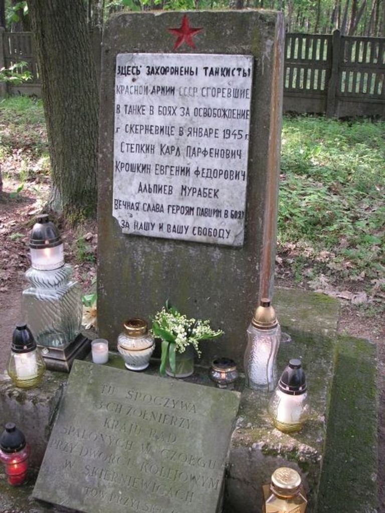 Свечи на могилах советских солдат в Польше Свечи на могилах советских солдат в Польше