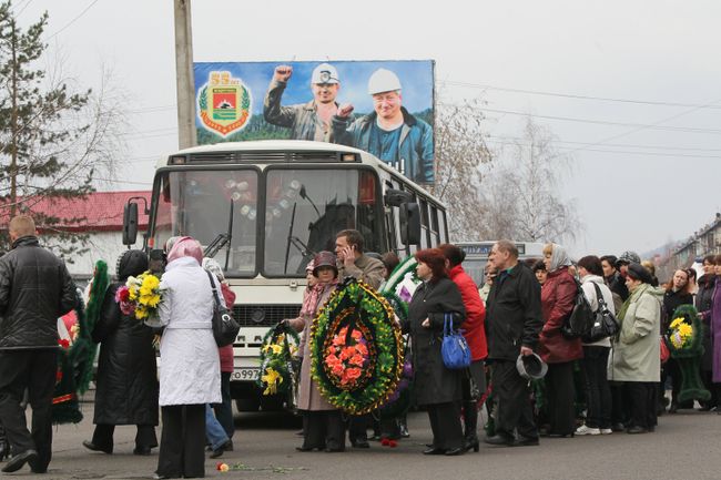 Похороны горняков, погибших во время взрывов на шахте Распадская