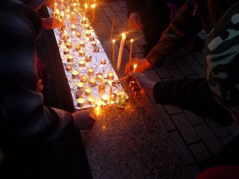 Жители Междуреченска зажгли свечи в память о горняках на Распадской Жители Междуреченска зажгли свечи в память о горняках на Распадской