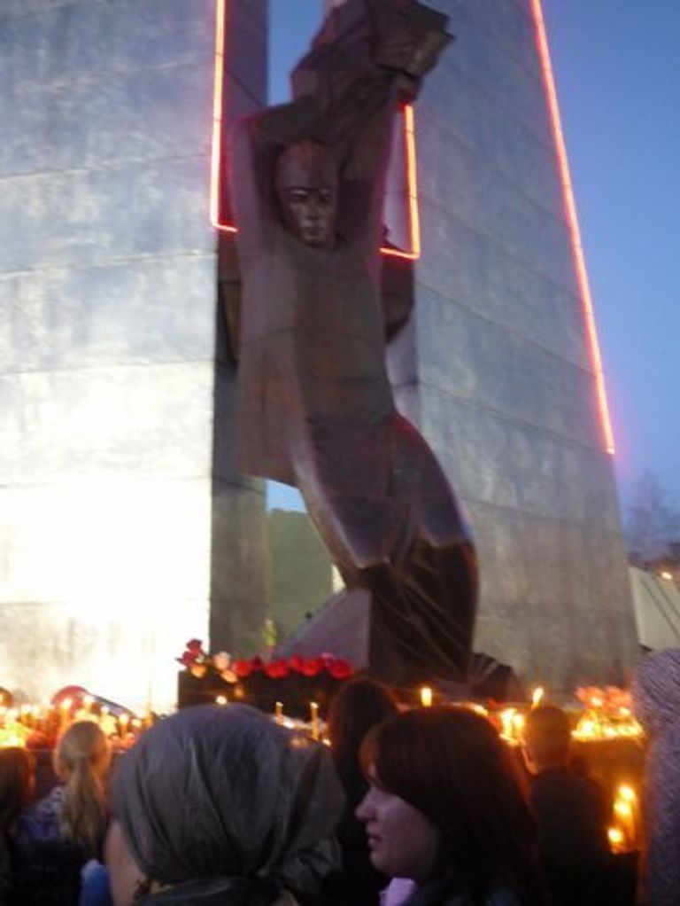 Жители Междуреченска зажгли свечи в память о горняках на Распадской Жители Междуреченска зажгли свечи в память о горняках на Распадской