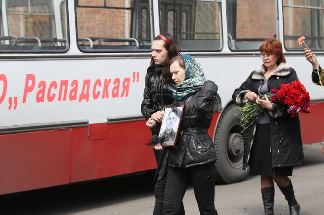 Родные горняков, погибших во время взрывов на шахте Распадская Родные горняков, погибших во время взрывов на шахте Распадская