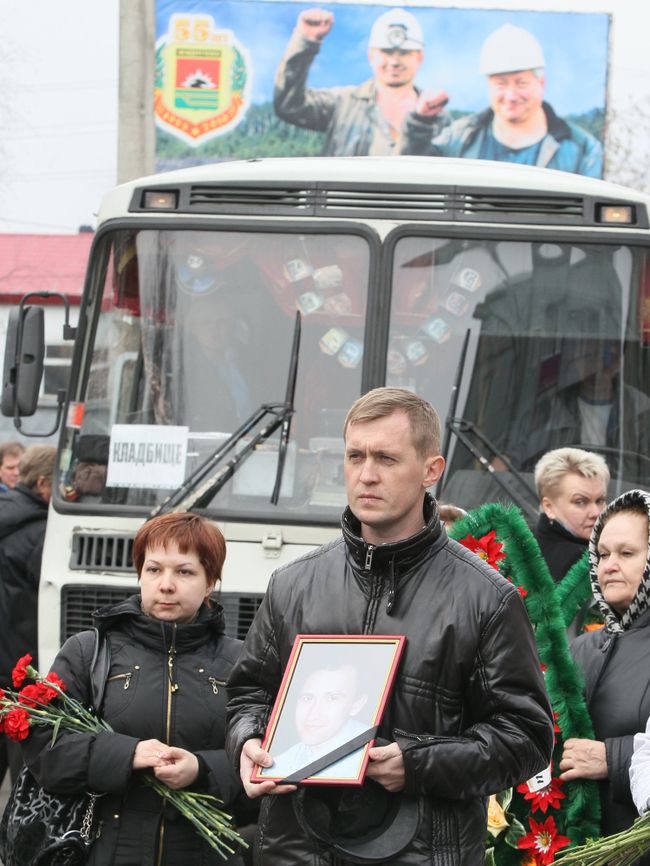 Похороны горняков, погибших во время взрывов на шахте Распадская Похороны горняков, погибших во время взрывов на шахте Распадская