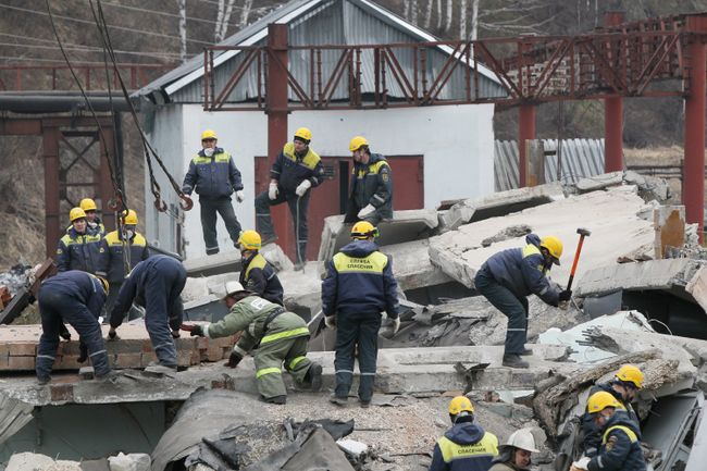Последствия взрывов на шахте Распадская в Кемеровской области