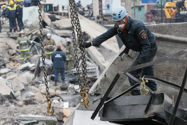 Последствия взрывов на шахте Распадская в Кемеровской области