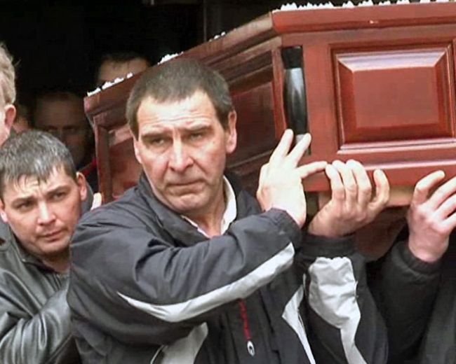 Шестерых горняков, погибших на Распадской, похоронили в Кузбассе Шестерых горняков, погибших на Распадской, похоронили в Кузбассе