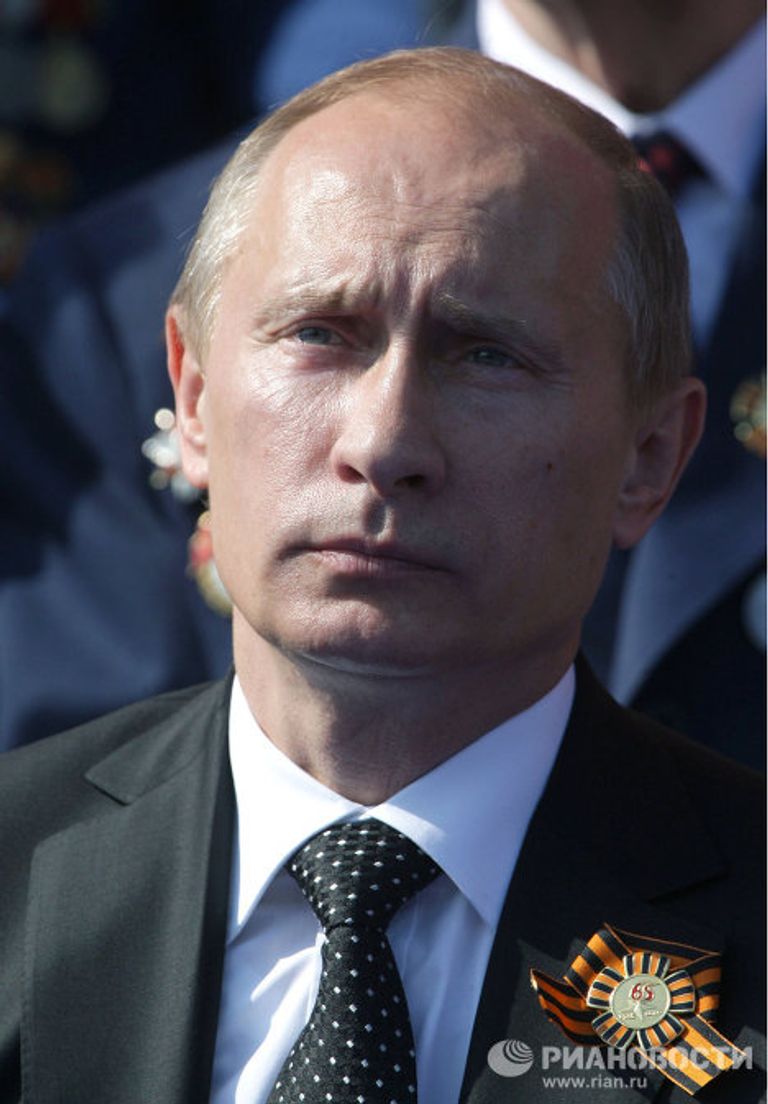 Премьер-министр РФ Владимир Путин на параде по случаю 65-летия Победы в ВОВ Премьер-министр РФ Владимир Путин на параде по случаю 65-летия Победы в ВОВ