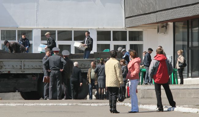 Родственники шахтеров у шахты Распадская