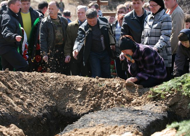 Похороны шахтеров, погибших на шахте Распадская. Архив Похороны шахтеров, погибших на шахте Распадская. Архив