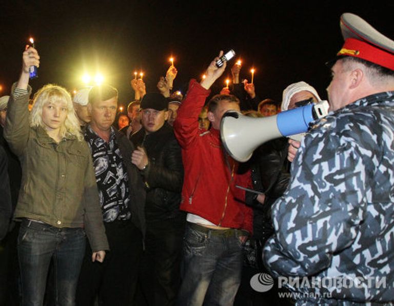 Жители Междуреченска зажгли свечи в память о погибших горняках Жители Междуреченска зажгли свечи в память о погибших горняках