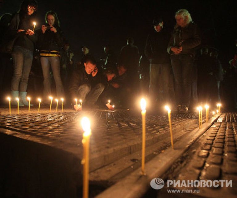 Жители Междуреченска зажгли свечи в память о погибших горняках Жители Междуреченска зажгли свечи в память о погибших горняках