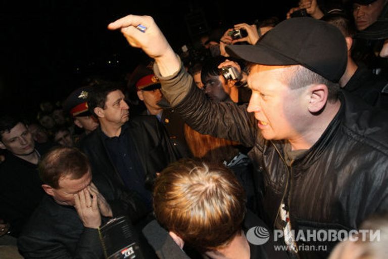 Жители Междуреченска перекрыли железную дорогу Жители Междуреченска перекрыли железную дорогу