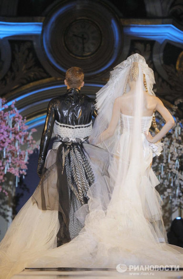 Показ коллекции французского модельера Жана-Поля Готье Настоящий haute couture Показ коллекции французского модельера Жана-Поля Готье Настоящий haute couture