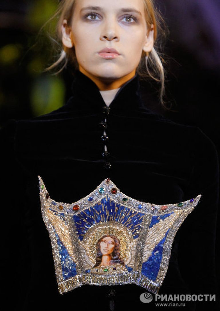 Показ коллекции французского модельера Жана-Поля Готье Настоящий haute couture Показ коллекции французского модельера Жана-Поля Готье Настоящий haute couture