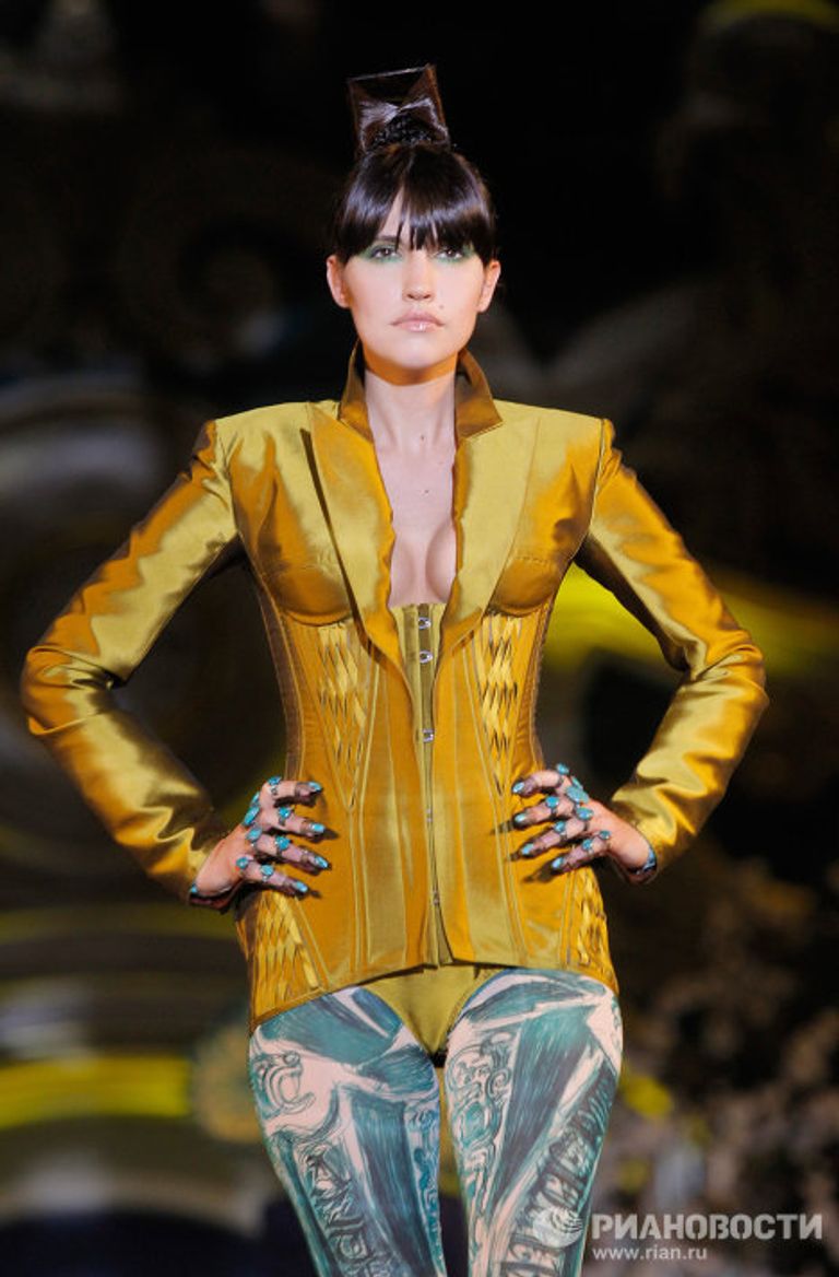 Показ коллекции французского модельера Жана-Поля Готье Настоящий haute couture Показ коллекции французского модельера Жана-Поля Готье Настоящий haute couture