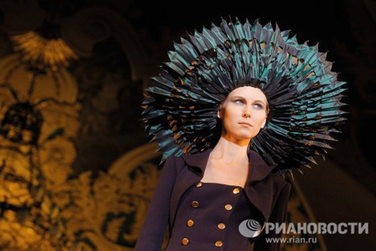 Показ коллекции французского модельера Жана-Поля Готье Настоящий haute couture Показ коллекции французского модельера Жана-Поля Готье Настоящий haute couture