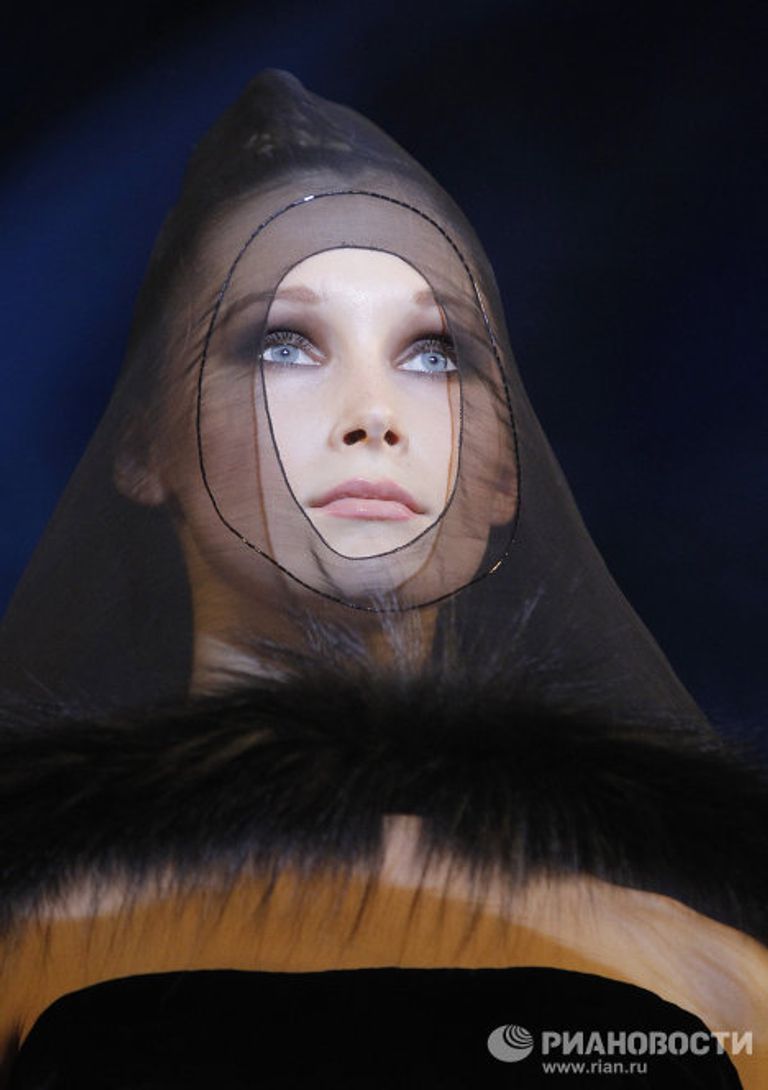Показ коллекции французского модельера Жана-Поля Готье Настоящий haute couture Показ коллекции французского модельера Жана-Поля Готье Настоящий haute couture