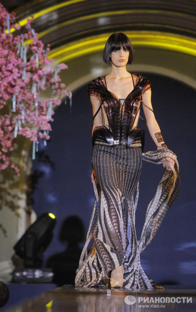 Показ коллекции французского модельера Жана-Поля Готье Настоящий haute couture Показ коллекции французского модельера Жана-Поля Готье Настоящий haute couture
