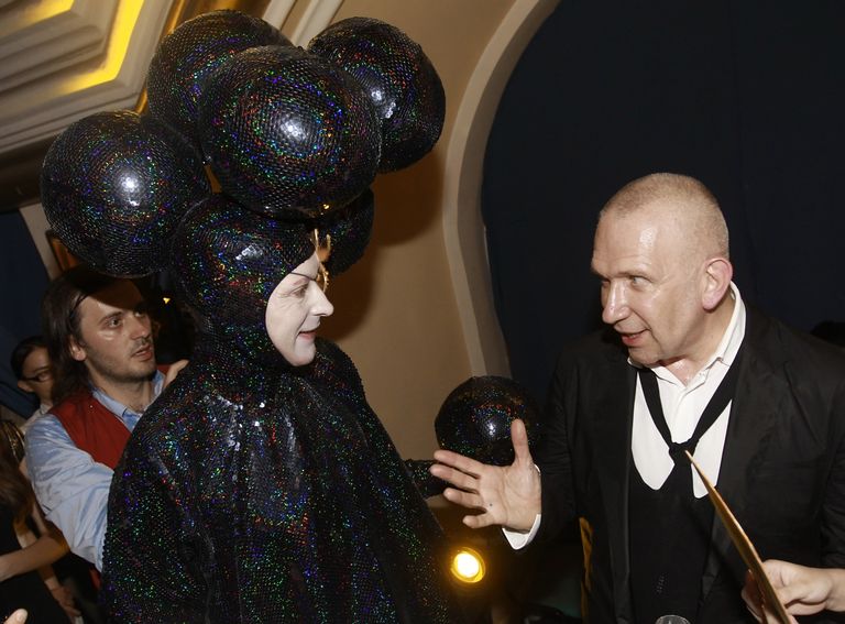Показ коллекции французского модельера Жана-Поля Готье Настоящий haute couture Показ коллекции французского модельера Жана-Поля Готье Настоящий haute couture