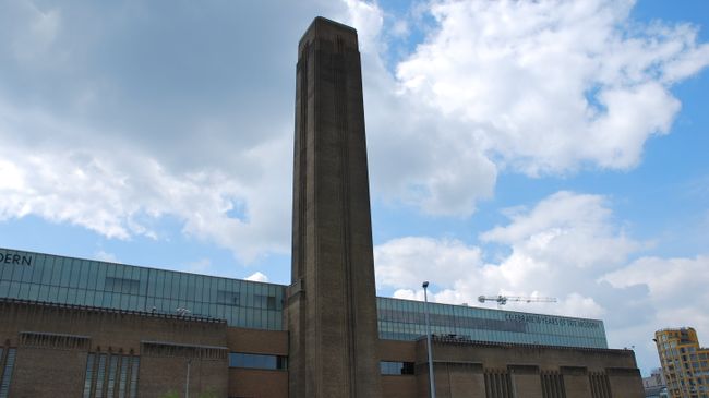 Галерея современного искусства Tate Modern в Лондоне. Архивное фото Галерея современного искусства Tate Modern в Лондоне. Архивное фото