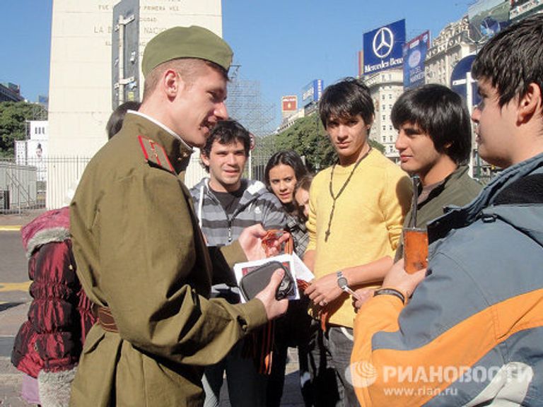 Раздача георгиевских ленточек в центре Буэнос-Айреса Раздача георгиевских ленточек в центре Буэнос-Айреса