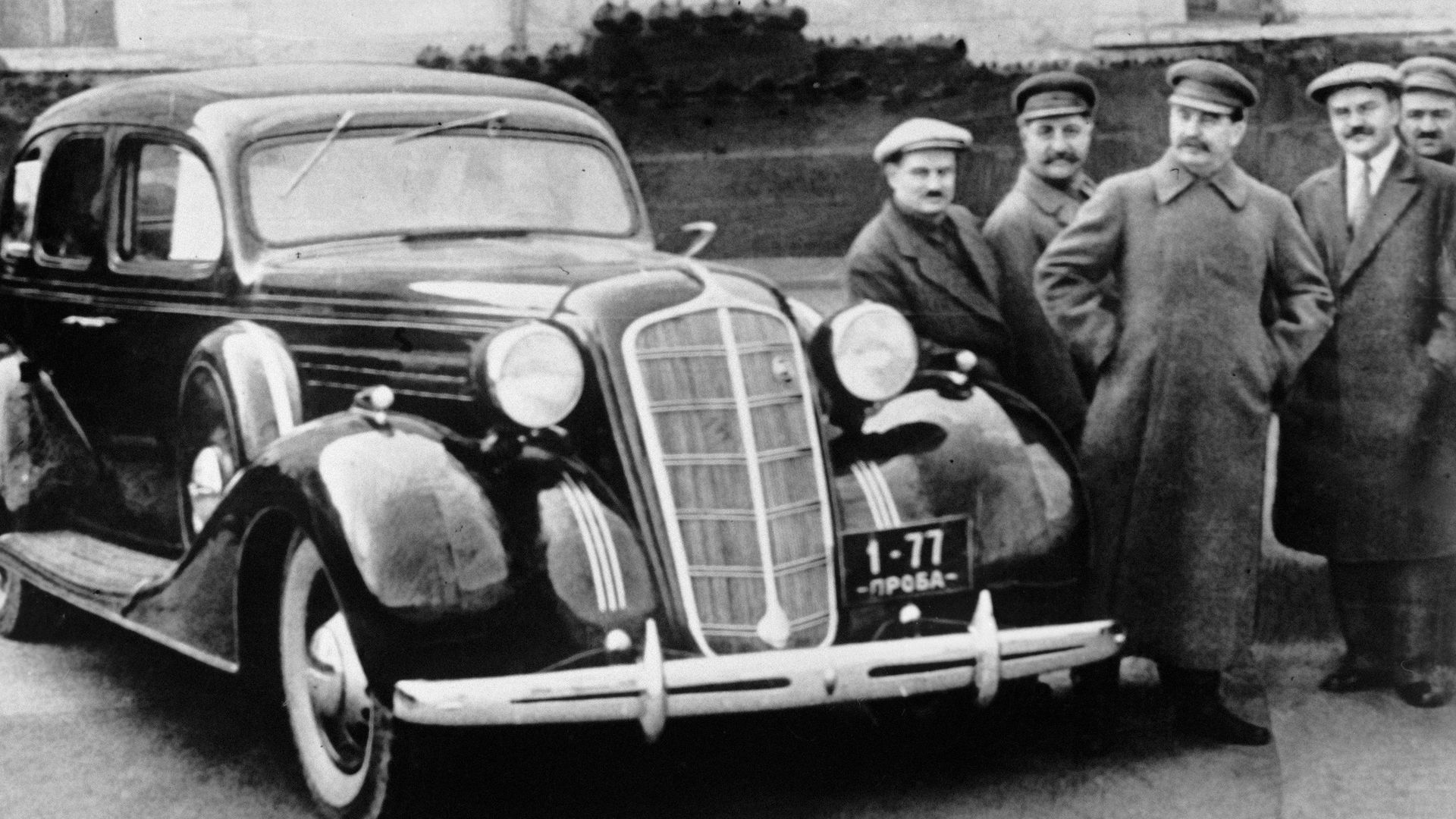 У новой автомашины ЗИС-101 У новой автомашины ЗИС-101 - РИА Новости, 1920, 27.12.2019